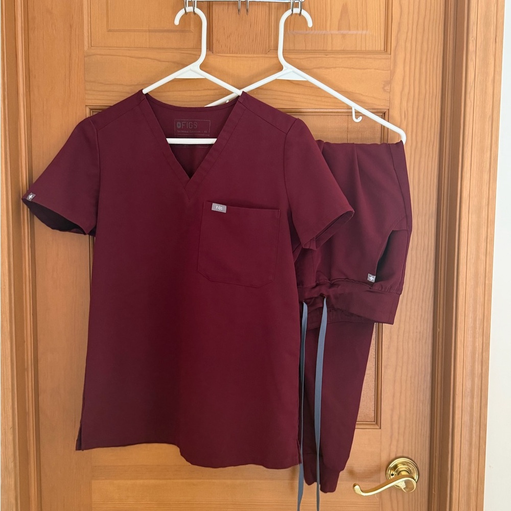 FIGS Scrub Set (Catarina Top/Zamora Jogger) in Burgundy - XS